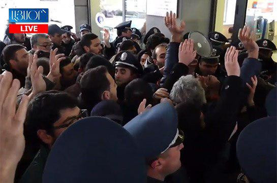 Молодежь АРФД прорвала полицейский кордон и пытается войти в здание министерства (Видео)