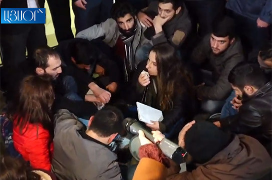 Молодежь АРФД проводит сидячий пикет перед входом в здание министерства