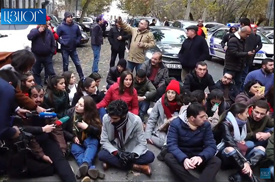 ARF-D youth union representatives close Vazgen Sargsyan street