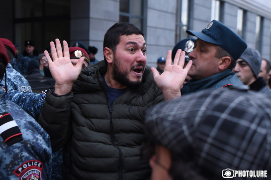В полицию доставлены четверо участников акции протеста с требованием отставки Араика Арутюняна