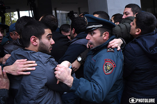 Ոստիկանությունը բռնի ուժով հեռացնում է ՀՅԴ ՀԵՄ ներկայացուցիչներին Վազգեն Սարգսյան փողոցից