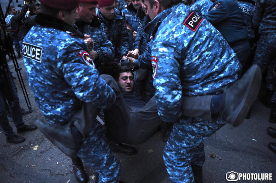 В полицию доставлены 24 участника акции протеста с требованием отставки Араика Арутюняна
