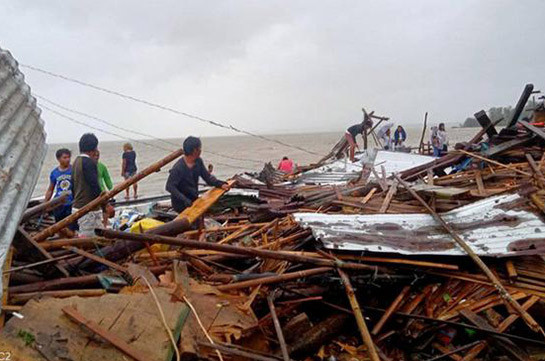 Жертвами тайфуна на Филиппинах стали 17 человек