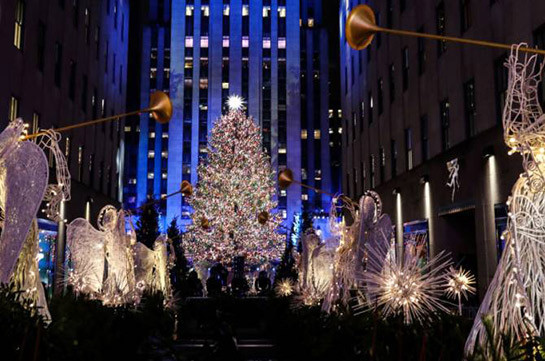На главной рождественской ели Нью-Йорка зажгли огни