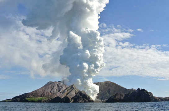 При извержении вулкана в Новой Зеландии погиб человек