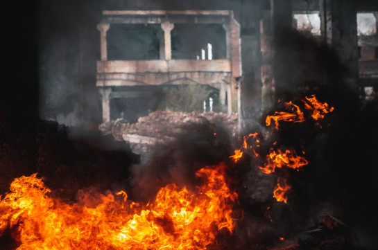 В Нью-Дели пожар вновь охватил фабрику, где сгорели 43 человека