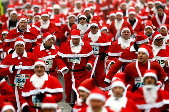 Санта-Клаусы устроили забег по Будапешту (Видео)