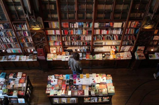 Власти Мексики отозвали своего посла из Аргентины за кражу книги из магазина