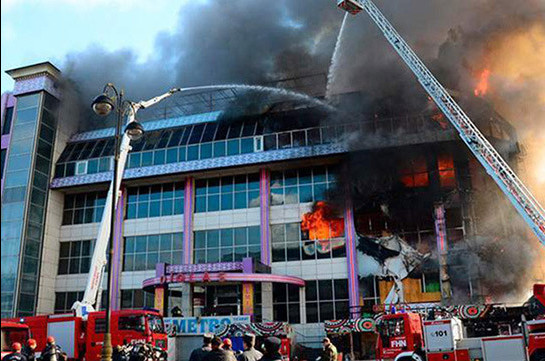 В Баку загорелся крупный торговый центр