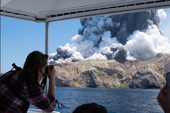 New Zealand volcano: Five dead and eight missing with 'no signs of life'