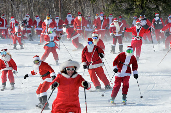 Санта-Клаусы на лыжах: благотворительное мероприятие в США (Видео)