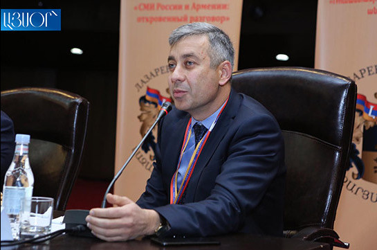 Armenia’s PM’s spokesperson reprimands organizers of Lazarev Club session for conducting event in Russian (video)