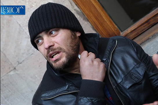 Мужчина перерезал себе горло перед зданием правительства Армении