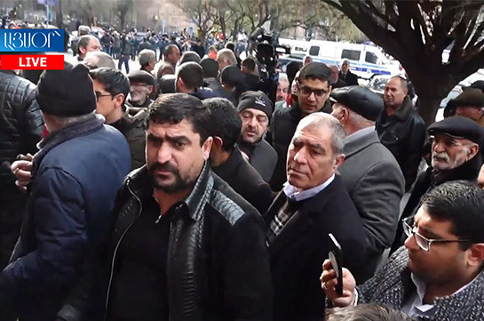 Killed conscript’s relatives accompanied to government building to meet with Armenia’s PM