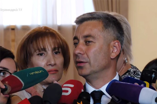 Премьер Армении освободил от должности своего пресс-секретаря