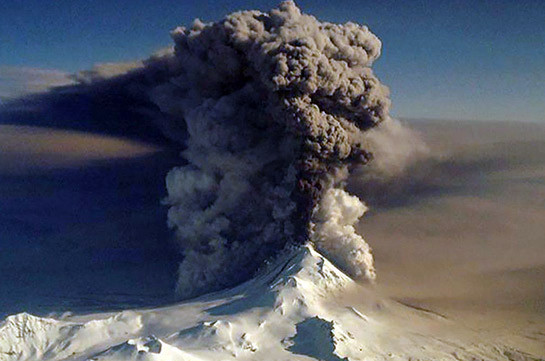 На Аляске ввели красный уровень опасности для авиации из-за вулкана