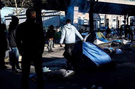 В Париже приступили к разгону незаконного лагеря мигрантов