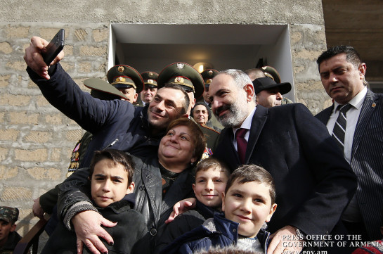 Никол Пашинян в Шаумянском районе Арцаха присутствовал на церемонии новоселья офицеров