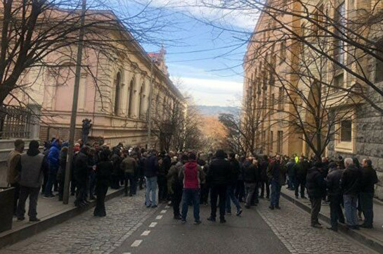 Митингующие в Тбилиси мешают депутатам выезжать из здания парламента