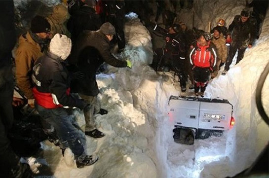 На востоке Турции восемь человек погибли из-за схода лавины