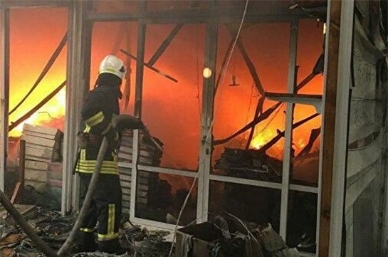 При пожаре в ТЦ в Баку пострадали восемь человек (Видео)