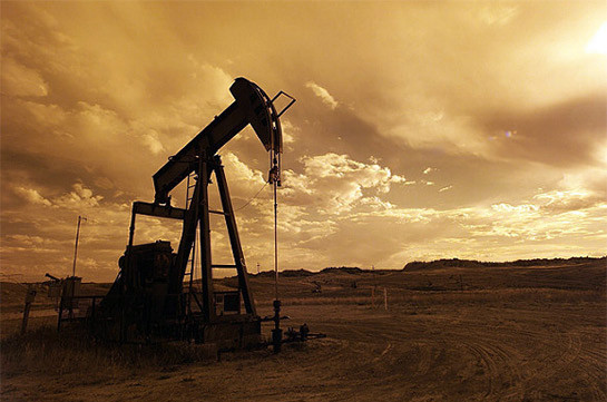Мировые цены на нефть незначительно снижаются в ходе торгов