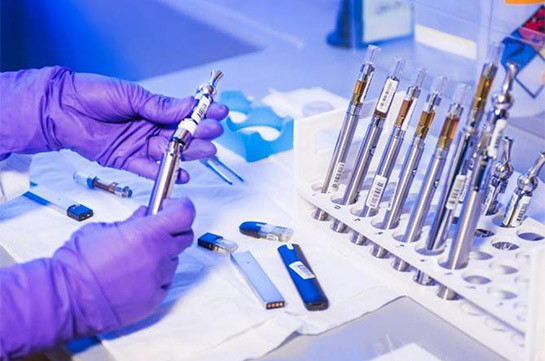 Эксперт: клинические испытания в США вакцины от коронавируса займут не менее года