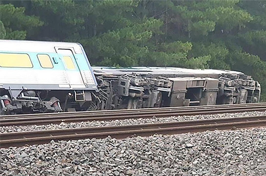 В Австралии не менее двух человек погибли при аварии поезда