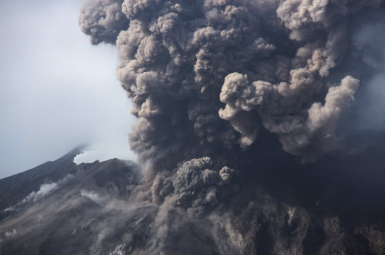 Вулкан Эбеко на Курилах выбросил пепел на 2,8 километра