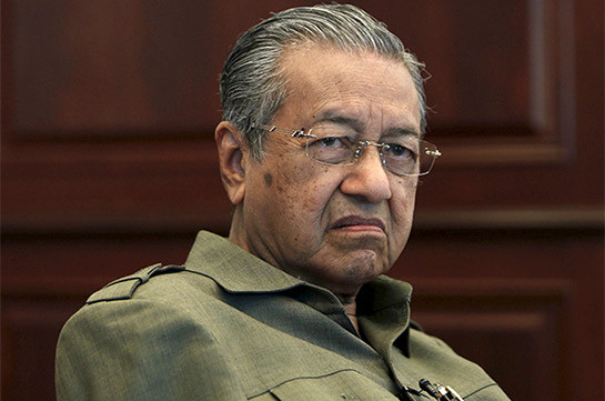 94-летний премьер Малайзии удостоен права решить, когда покинуть пост