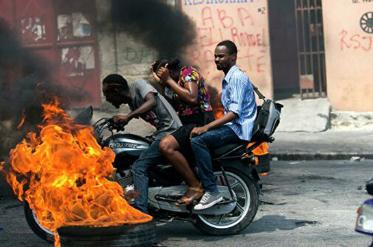 Власти Гаити отменили карнавал после столкновений армии и полиции