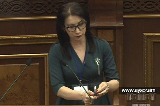 Сона Агекян воскурила ладан в парламенте Армении