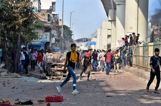 Delhi clashes: 20 killed as Hindu and Muslim groups clash