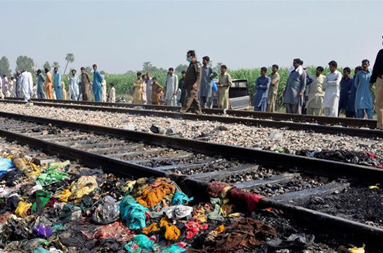 В Пакистане при столкновении поезда с автобусом погибли 20 человек