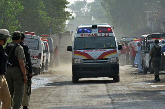 В Пакистане более 20 человек погибли при падении автобуса в реку