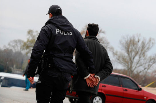 Полиция Греции слезоточивым газом разогнала нелегалов на границе с Турцией