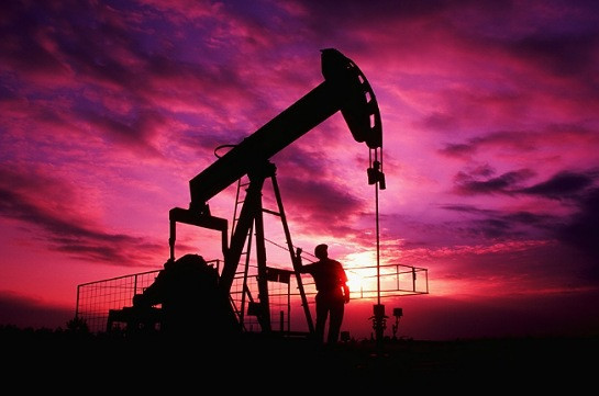 Мировые цены на нефть снижаются (RussiaToday)