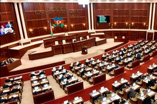 Парламент Азербайджана проголосовал за продление срока призыва в армию (РИА Новости)
