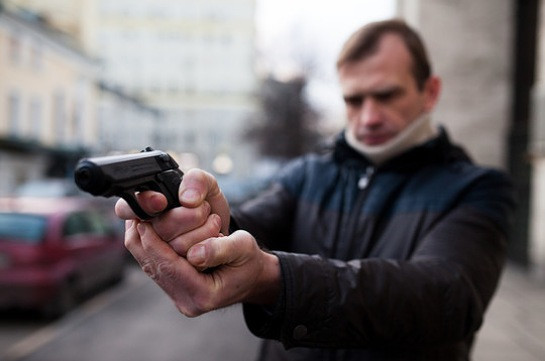 Неизвестный в медицинской маске устроил стрельбу в Новой Москве