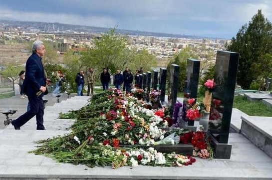 Սերժ Սարգսյանը Եռաբլուրում հարգանքի տուրք է մատուցել ապրիլյան պատերազմի հերոսների հիշատակին