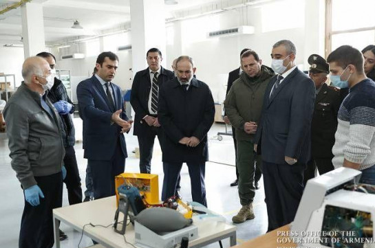 Премьер-министр ознакомился с работами по ремонту аппаратов ИВЛ