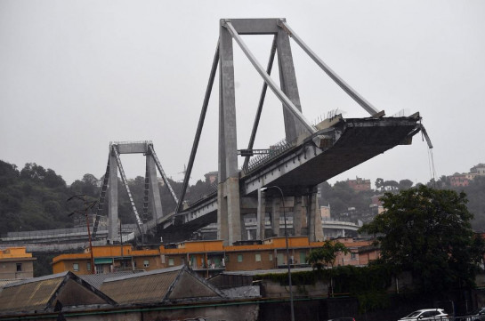 В Италии обрушился автомобильный мост через реку