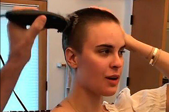 Բրյուս Ուիլիսը սափրել է կրտսեր դստեր գլուխը (РИА Новости) (Տեսանյութ)
