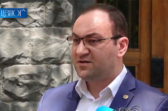 Арсен Бабаян требует привлечь к ответственности депутата Грачья Акопяна