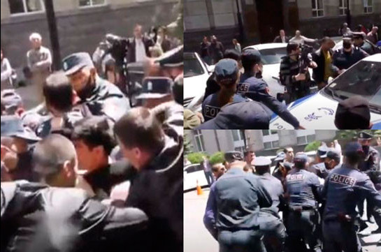 Полиция силой подвергла приводу участников акции протеста перед зданием Центробанка