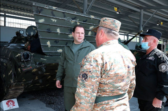 Министр обороны Армении побывал с неожиданным визитом в одной из воинских частей