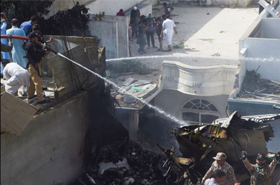 В Пакистане разбился пассажирский самолет (Видео)