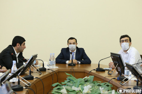 Председатель ВАК Смбат Гогян участвует в заседании постоянной парламентской комиссии