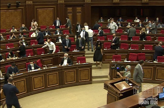 В начале заседания парламента фракция «Мой шаг» попросила объявить перерыв на 20 минут