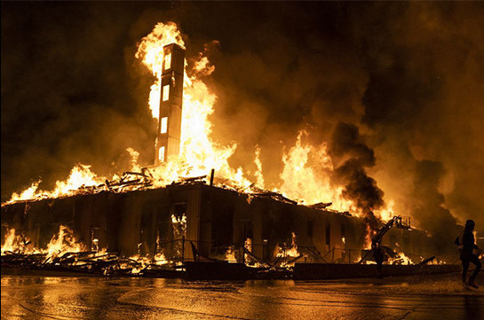 В Вашингтоне несколько зданий загорелись в ходе протестов у Белого дома (Видео)